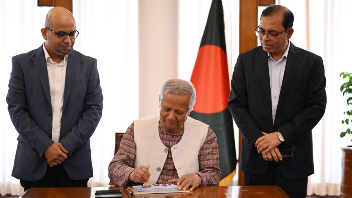 ডাকটিকিট অবমুক্ত করলেন প্রধান উপদেষ্টা
