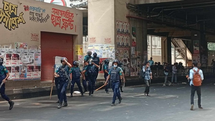সচিবালয়ের সামনে পুলিশ-শ্রমিক সংঘর্ষ, আহত ৪০