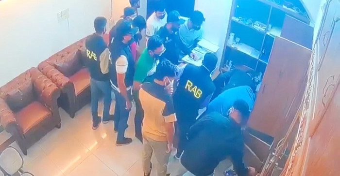 ধানমন্ডিতে র্যাব-ম্যাজিস্ট্রেট পরিচয়ে ডাকাতি, গ্রেপ্তার ৪