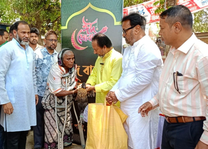 সিরাজগঞ্জে ‘সুখ পাখি’র ফুড প্যাকেজ বিতরণ