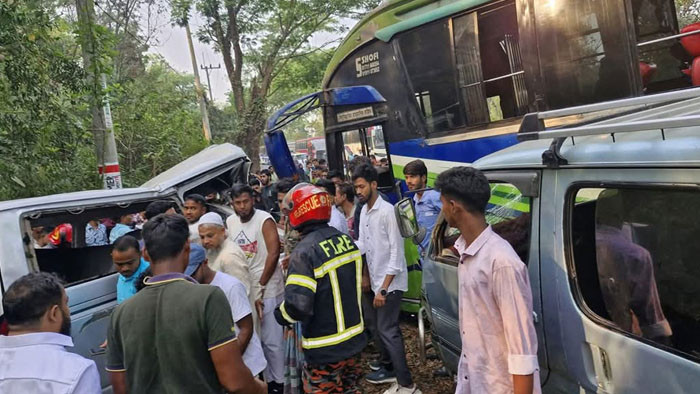 চট্টগ্রামে বাস-মাইক্রো সংঘর্ষে নিহত বেড়ে ১০