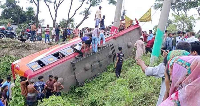 ফরিদপুরে বাস খাদে পড়ে ৭ জনের মৃত্যু, আহত ৩০