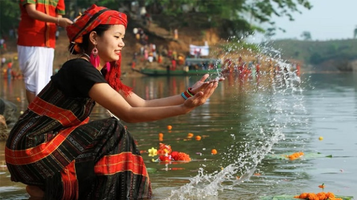 পাহাড়ে সাতরঙা উৎসব