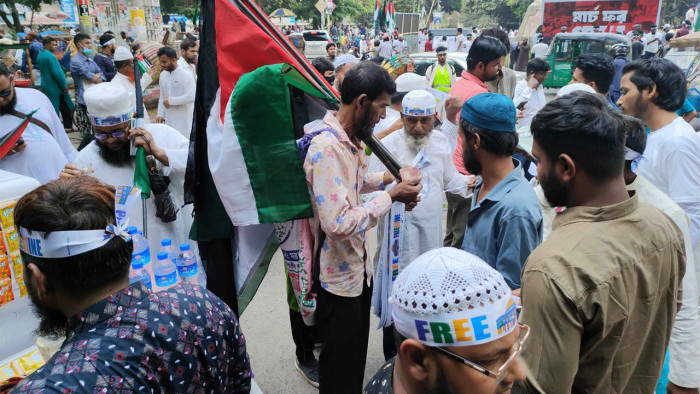সোহরাওয়ার্দী উদ্যানে পতাকা-টিশার্ট বিক্রির ধুম