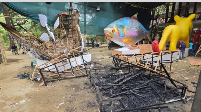 ‘ফ্যাসিবাদের মুখাকৃতি’ মোটিফে আগুন, তদন্ত কমিটি গঠন