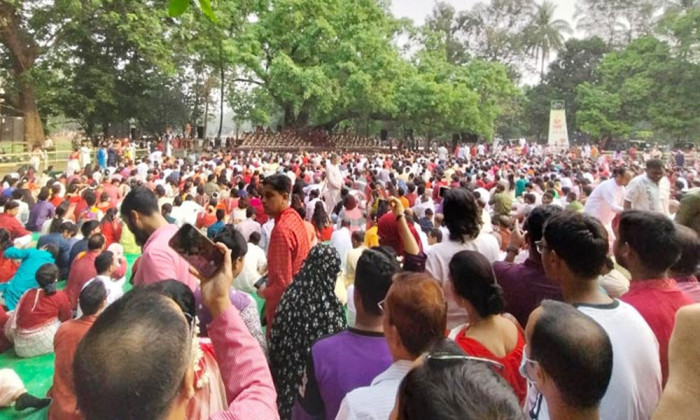 বর্ষবরণে রমনায় মানুষের ঢল