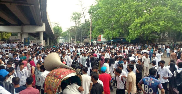 তেজগাঁও পলিটেকনিক শিক্ষার্থীদের সড়ক অবরোধ, যান চলাচল বন্ধ