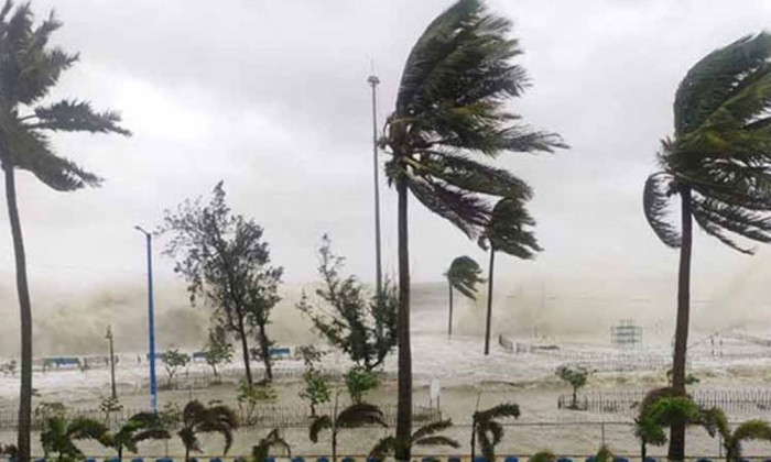 দুপুরের মধ্যে ৬০ কিমি বেগে ঝড়ের শঙ্কা