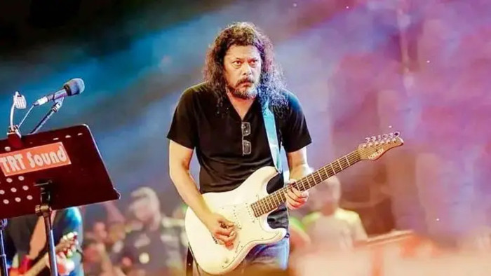 দোহায় মঞ্চ মাতাবেন জেমস
