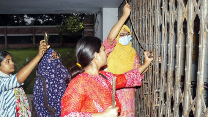 কুয়েটে রোকেয়া হলের তালা ভাঙলেন ছাত্রীরা