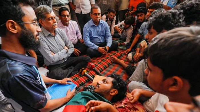 কুয়েট শিক্ষার্থীদের সঙ্গে আলোচনায় শিক্ষা উপদেষ্টা