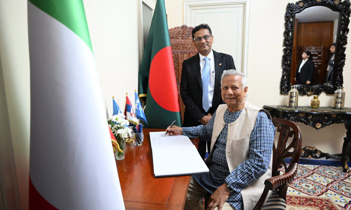 রোমে বাংলাদেশ হাউস পরিদর্শন করলেন প্রধান উপদেষ্টা