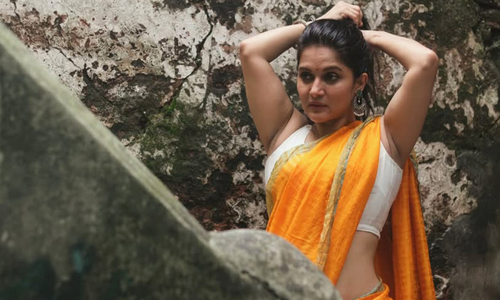 দ্রৌপদী হয়ে শাড়িতে মুগ্ধতা ছড়াচ্ছেন মিথিলা