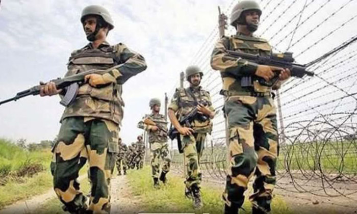 ৪ বাংলাদেশিকে আটক করেছে বিএসএফ