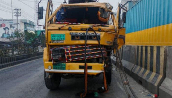 সাভারে দাঁড়িয়ে থাকা বাসে ট্রাকের ধাক্কা, নিহত ২