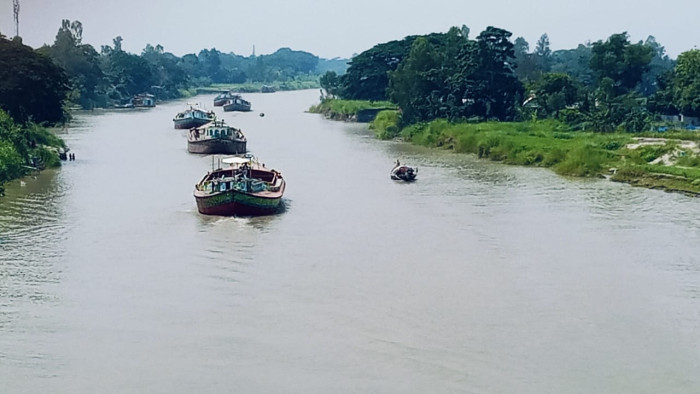তালতলা-গৌরগঞ্জ খালে বাল্কহেড চলাচলে নদী ভাঙনের শঙ্কা