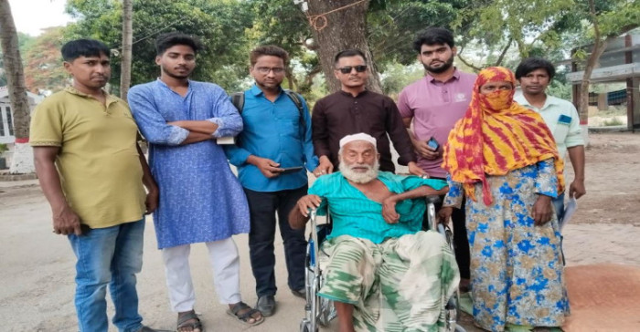 সংবাদ প্রকাশের পর গোলাম হোসেন পেল হুইল চেয়ার
