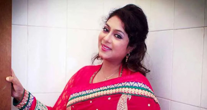 রাস্তায় পড়ে গিয়ে আহত শাবনূর, পায়ে প্লাস্টার