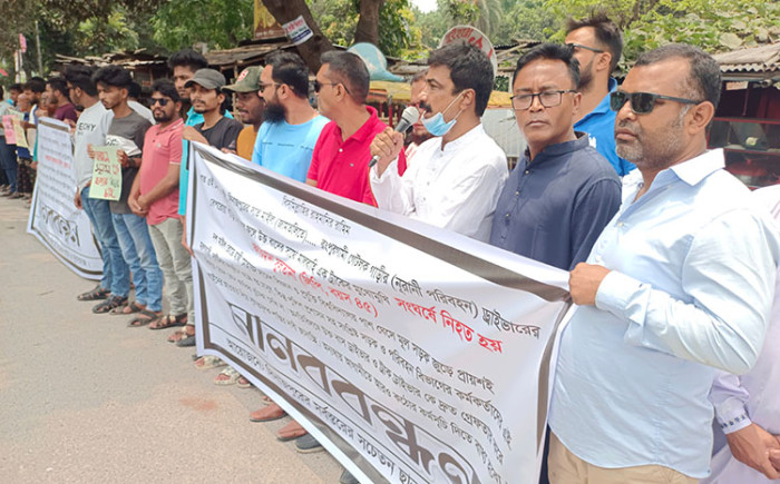 দিনাজপুরে সড়ক দুর্ঘটনা রোধে মানববন্ধন
