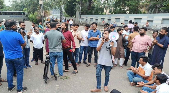 কাকরাইল সড়কে ব্যারিকেড