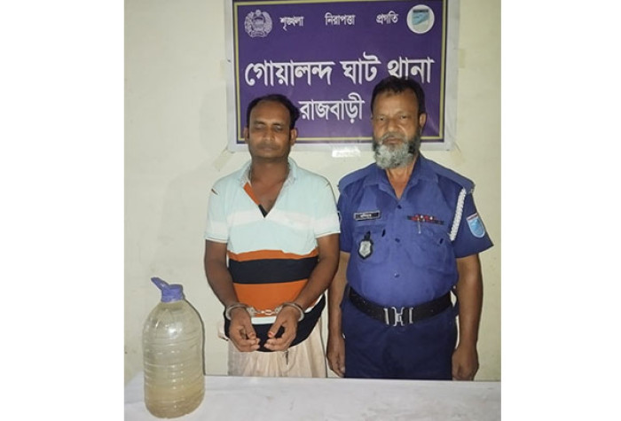 দৌলতদিয়া যৌনপল্লী থেকে মদসহ মাদক কারবারি গ্রেপ্তার