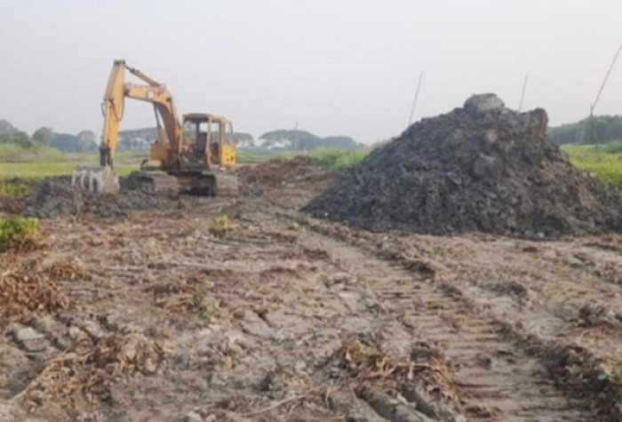 নদীর মাটি ইটভাটায়