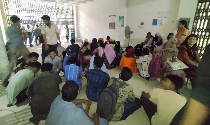 সমকামিতায় অভিযুক্ত শিক্ষককে স্থায়ী বহিষ্কারের দাবিতে শিক্ষার্থীদের অবস্থান কর্মসূচি