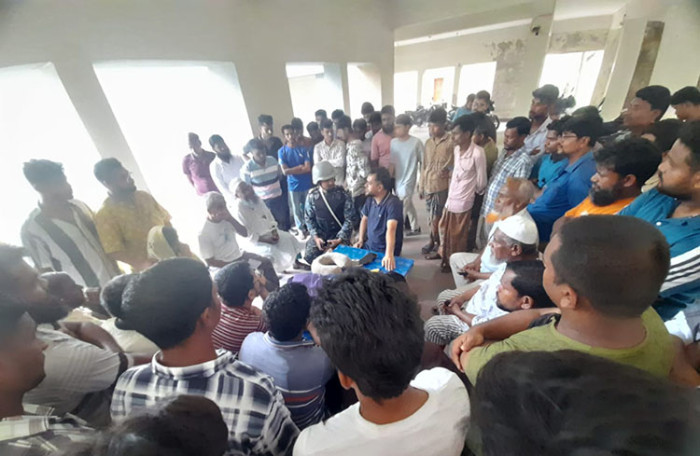 বরগুনাতে শিক্ষার্থী-শ্রমিক সংঘর্ষ, দুই বাস ভাঙচুর, আহত ৪