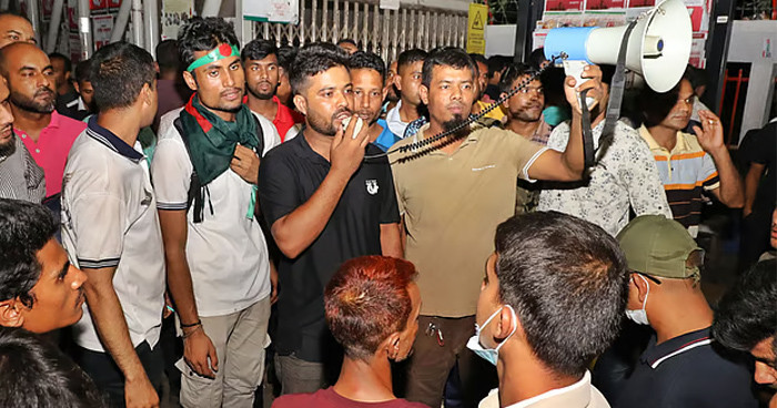 সেনা কর্মকর্তাদের আশ্বাসে আন্দোলন স্থগিত করলেন চাকরিচ্যুত সেনা সদস্যরা