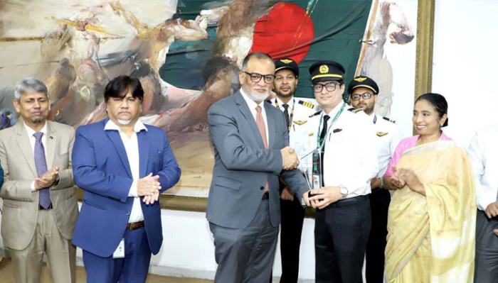 সাহসিকতার স্বীকৃতি পেলেন বিমান কর্মীরা