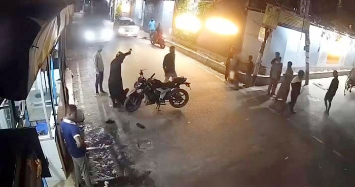 রাজধানীতে যুবককে প্রকাশ্যে কুপিয়ে জখম, ভিডিও ভাইরাল