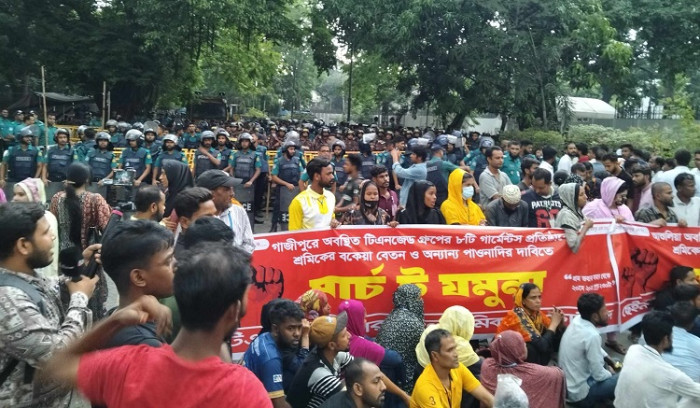 ‘মার্চ টু যমুনা’য় পুলিশের বাধা, কাকরাইলে অবস্থান পোশাক শ্রমিকদের