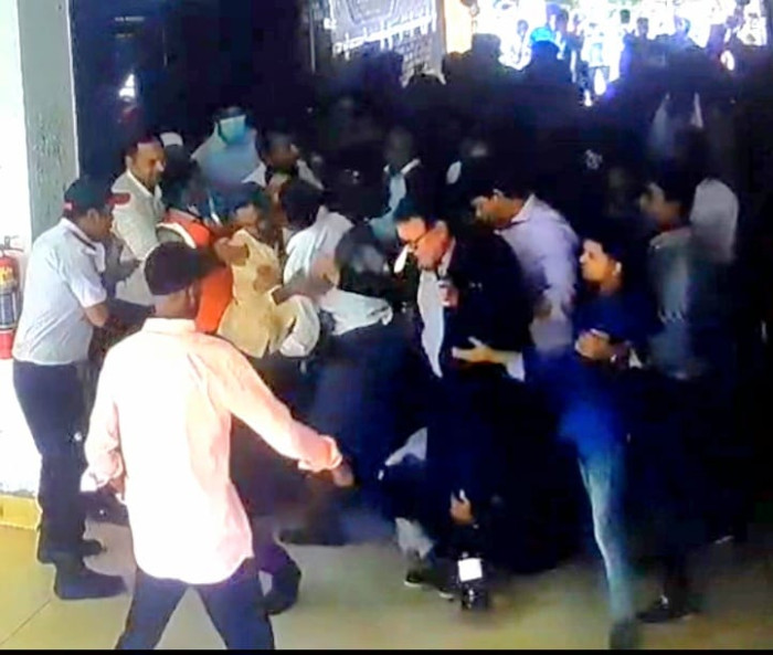 জাতীয় বিশ্ববিদ্যালয়ের উপাচার্য এ এস এম আমানুল্লাহর ওপর হামলা