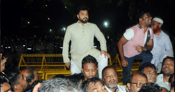 রায় পক্ষে এলেও উপদেষ্টা আসিফের পদত্যাগ দাবি ইশরাকের