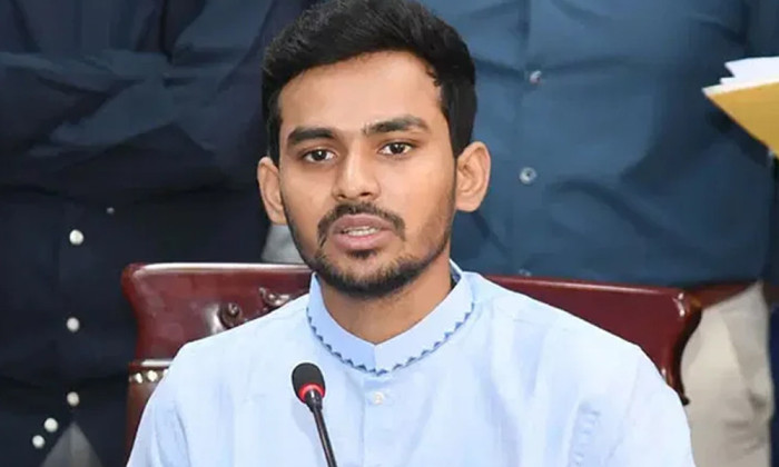 ভারতের বিধিনিষেধ আমাদের জন্যে আত্মনির্ভরশীলতার সুযোগ: উপদেষ্টা আসিফ মাহমুদ