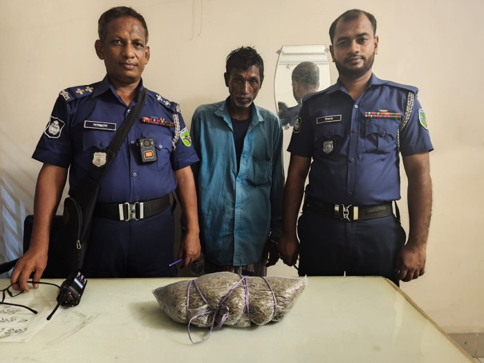 আহলাদিপুর হাইওয়ে পুলিশের চেকপোস্টে এক কেজি গাঁজাসহ যাত্রী গ্রেপ্তার
