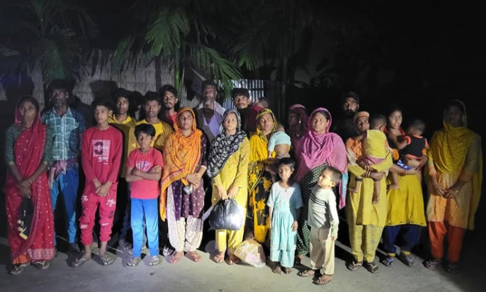 ফুলবাড়ী সীমান্তে বিএসএফের হাতে আটক ২৪ বাংলাদেশিকে বিজিবি’র কাছে হস্তান্তর