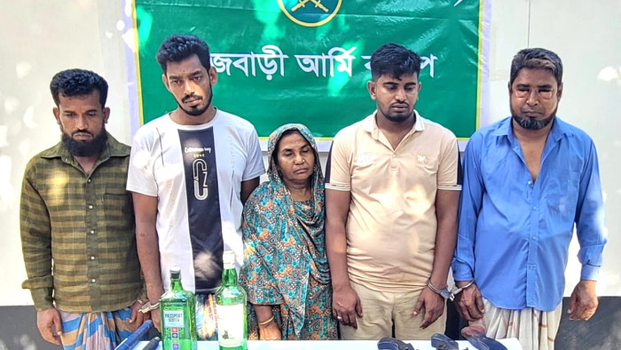 যৌথ বাহিনীর অভিযানে আগ্নেয়াস্ত্রসহ ‘মজনু গ্রুপের’ ৫ সক্রিয় সদস্য গ্রেপ্তার