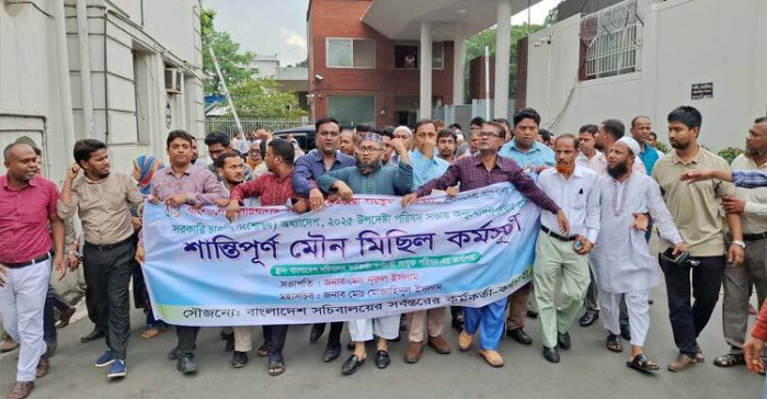 সচিবালয়ে দপ্তর ছেড়ে নিচে নেমে কর্মচারীদের বিক্ষোভ