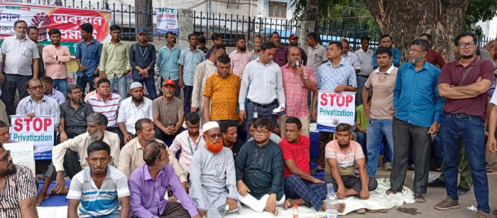 চট্টগ্রামে 'বন্দর রক্ষা পরিষদের' অবস্থান ধর্মঘট