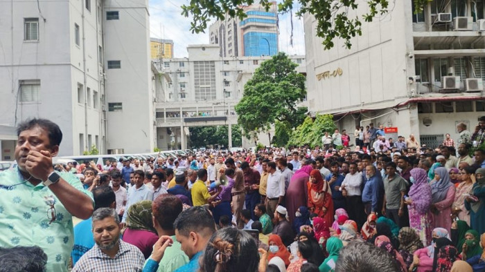 কঠোর নিরাপত্তাবলয় ভেঙে সচিবালয়ে বিক্ষোভ