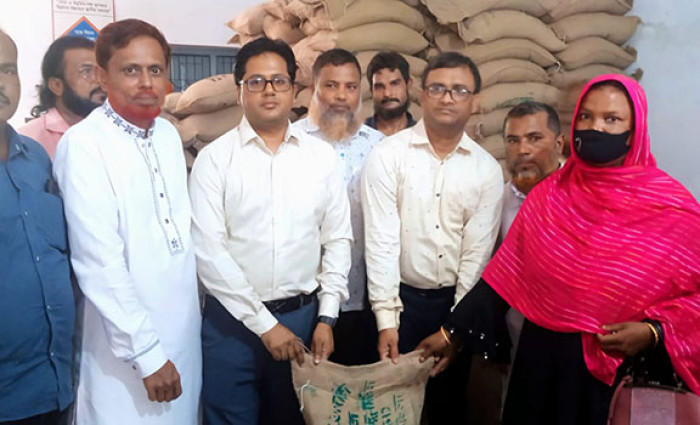আখাউড়ায় ভিজিডি চাল বিতরণ শুরু