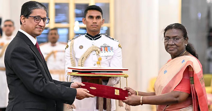 ভারতের রাষ্ট্রপতির কাছে পরিচয়পত্র পেশ করলেন বাংলাদেশের হাইকমিশনার
