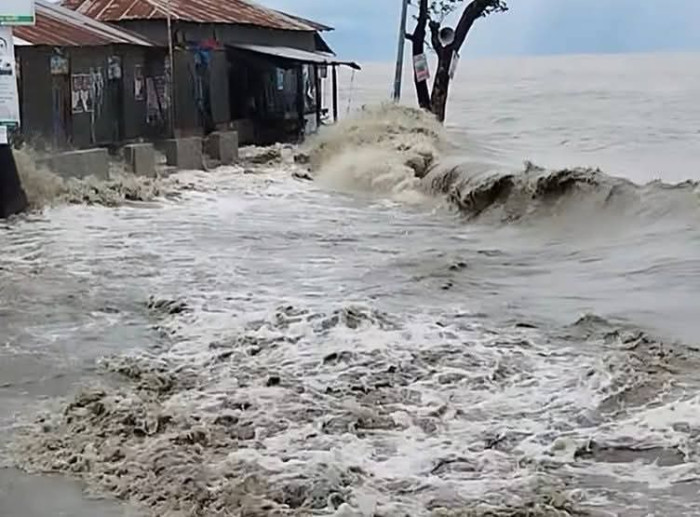 নোয়াখালীর নিচু এলাকা প্লাবিত, দুর্ভোগ-আতঙ্ক