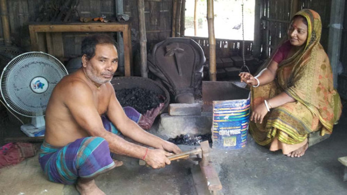 সোনারগাঁয়ে শেষ মুহূর্তে ব্যস্ত সময় পার করছেন কামাররা