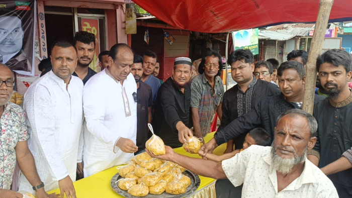 সাতক্ষীরায় জিয়াউর রহমানের ৪৪তম শাহাদাত বার্ষিকীতে খাবার বিতরণ