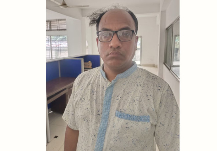 চেকপোস্টে স্ত্রীসহ আওয়ামী লীগের দপ্তর সম্পাদক নেতা গ্রেফতার