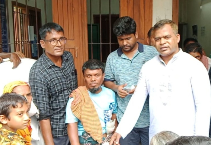 মানিকগঞ্জের দৌলতপুরে ভিজিএফ চাল বিতরণ