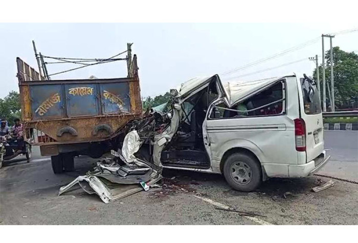 টাঙ্গাইলে ট্রাকের পেছনে মাইক্রোবাসের ধাক্কা, নিহত ৩