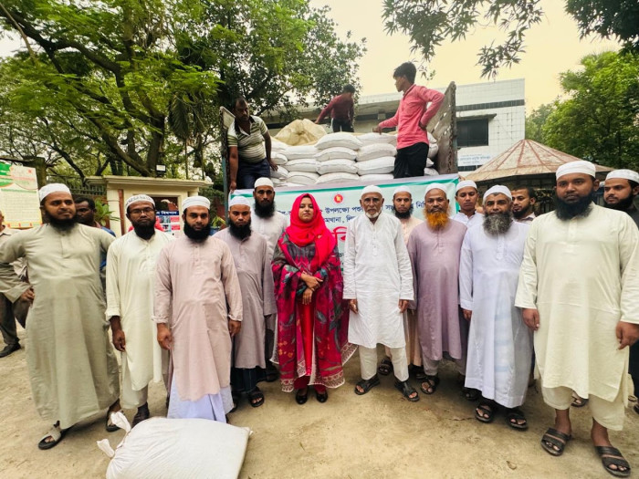 কালীগঞ্জে কোরবানির চামড়া প্রক্রিয়াজাতের ১৫ টন লবণ বিতরণ